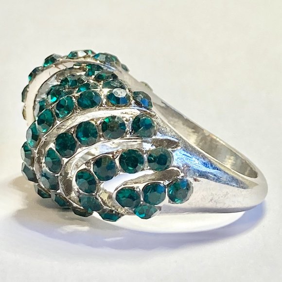 Vintage Emerald Green Crystal Boho Dome Cocktail Ring Size 9 Silver Tone Plated - Picture 3 of 11